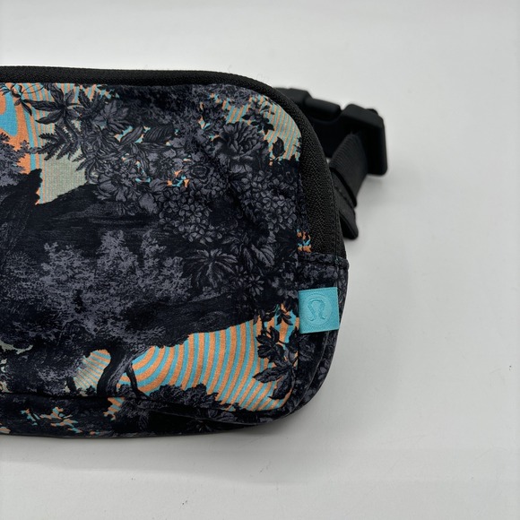 LULULEMON ATHLETICA | Mini belt bag in Psychedelic Toile Peri Purple Multi READ - Picture 4 of 16